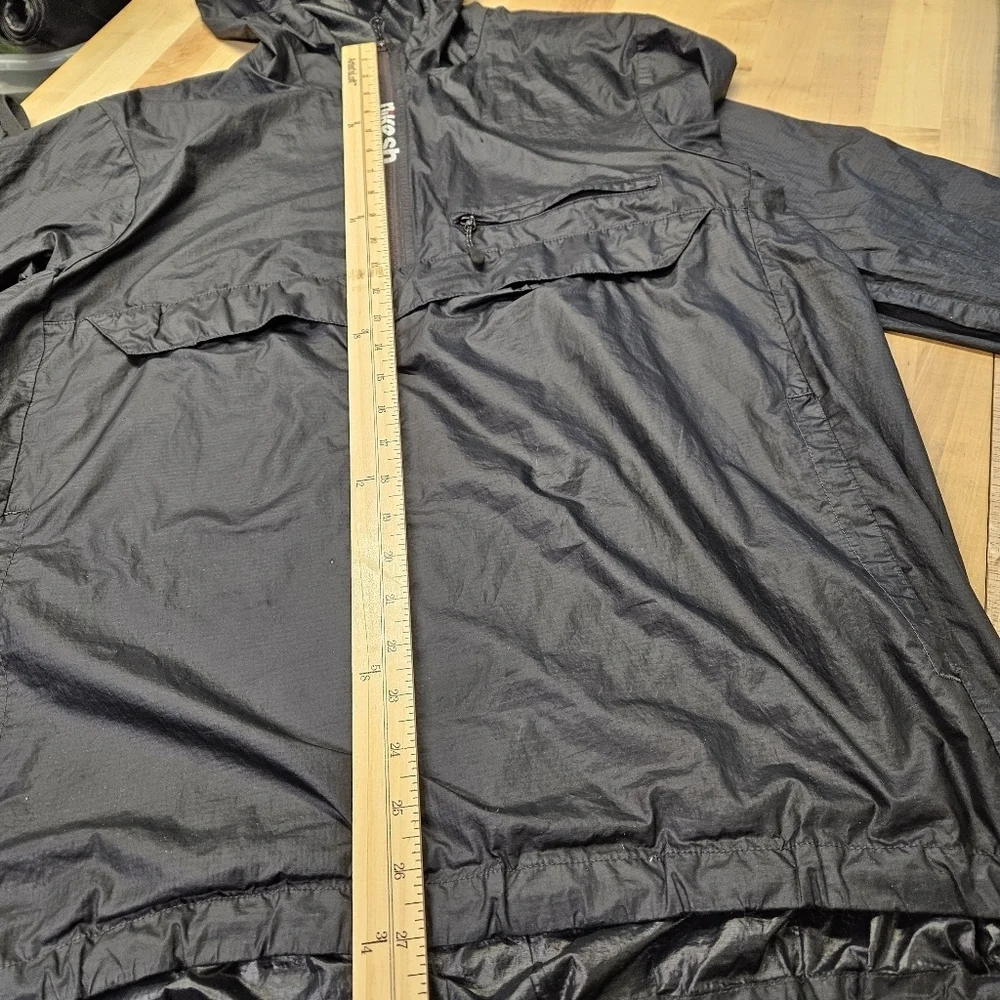 Nike SB Jacket Mens M Black Hooded Lightweight Windbreaker Packable Coat EUC
